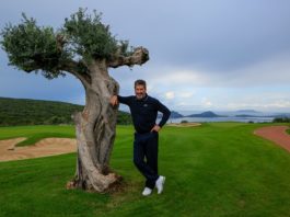 Jose Maria Olazabal pose sur son nouveau parcours de Costa Navarino