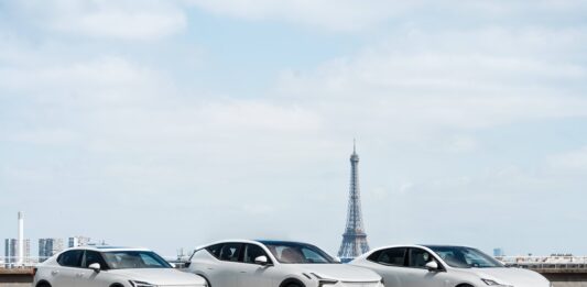 La gamme Polestar France devant la Tour Eiffel