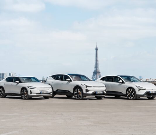 La gamme Polestar France devant la Tour Eiffel