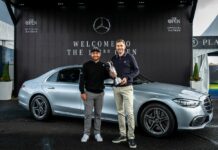 Mark Darbon, directeur général du R&A, accueille le « Golfeur Champion de l'Année » Xander Schauffele et la Claret Jug au Royal Portrush Golf Club.