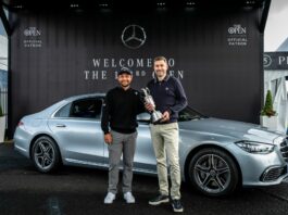 Mark Darbon, directeur général du R&A, accueille le « Golfeur Champion de l'Année » Xander Schauffele et la Claret Jug au Royal Portrush Golf Club.