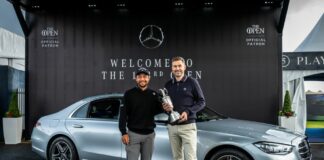 Mark Darbon, directeur général du R&A, accueille le « Golfeur Champion de l'Année » Xander Schauffele et la Claret Jug au Royal Portrush Golf Club.