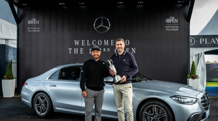 Mark Darbon, directeur général du R&A, accueille le « Golfeur Champion de l'Année » Xander Schauffele et la Claret Jug au Royal Portrush Golf Club.