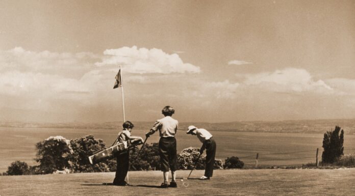 Les caddies de l’Évian Resort Golf Club, une aventure de 80 ans