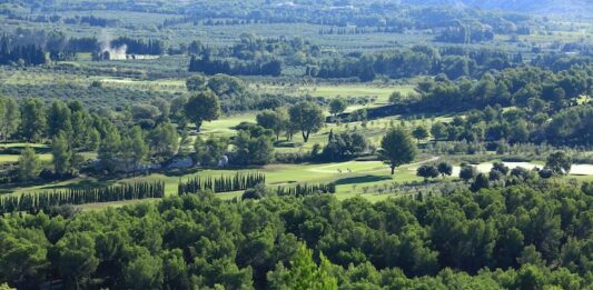 Guide « Hôtels & Golfs 2026 » : zoom sur le Domaine de Manville